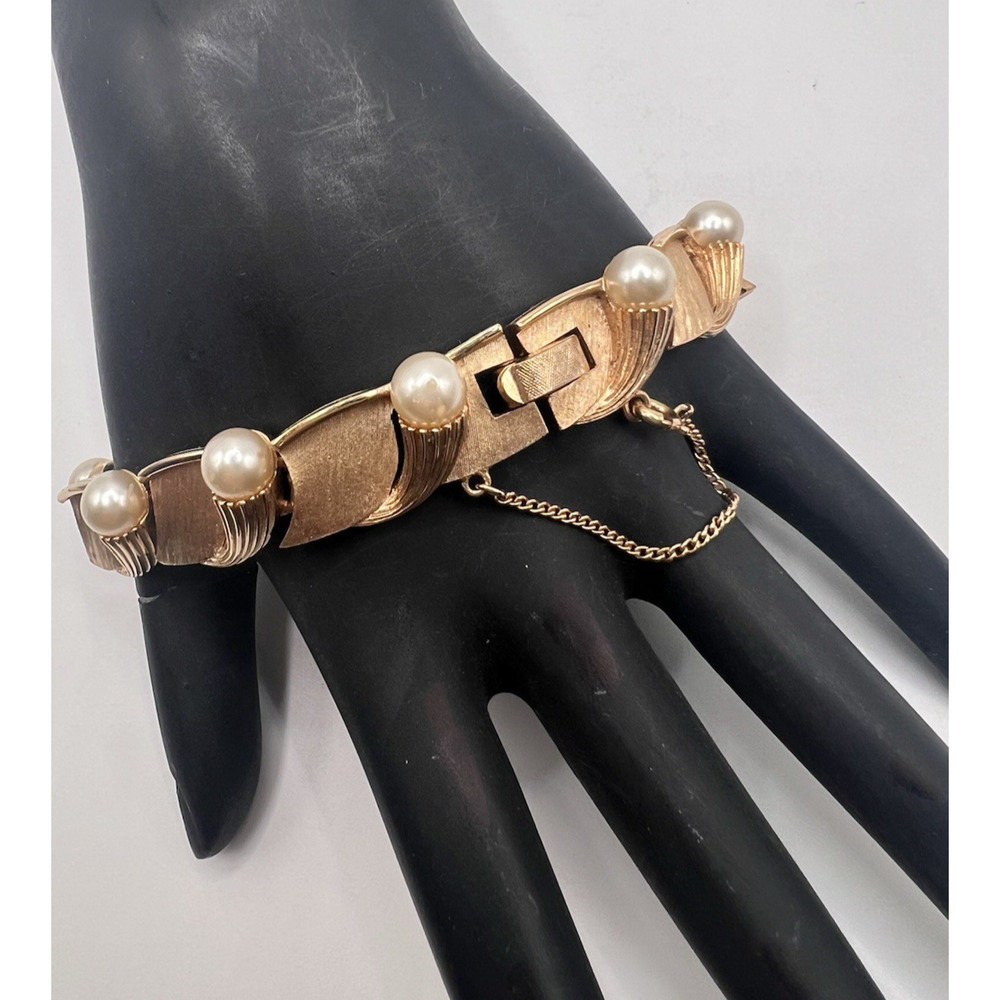 Vtg Signed CROWN TRIFARI Faux Pearl Bracelet Gold Brass Plated w/ Safety Chain - Picture 2 of 3